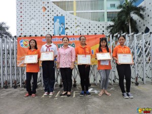 Bà Chung Thị Thanh Hương - PGĐ Nhà Thiếu nhi Quận 10 trao giải cho các vận động viên nữ
