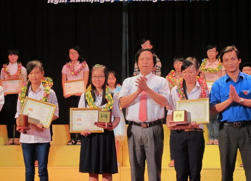 Nhà thơ Đỗ Hàn - Chánh Văn phòng Hội Nhà văn Việt Nam (đứng giữa, hàng trước) trao giải và chúc mừng các tác giả đạt giải “Cây bút tuổi hồng” lần thứ III