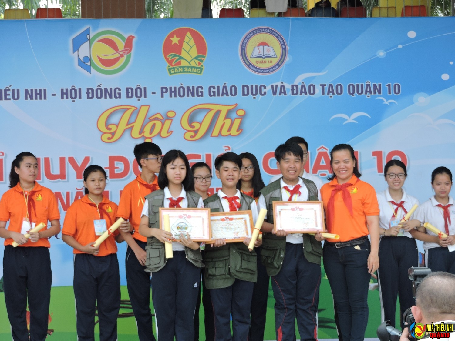 Bà Nguyễn Thị Ngoc Hiếu - PGĐ Nhà Thiếu nhi trao giấy khen cho các bạn đạt giải của Hội thi
