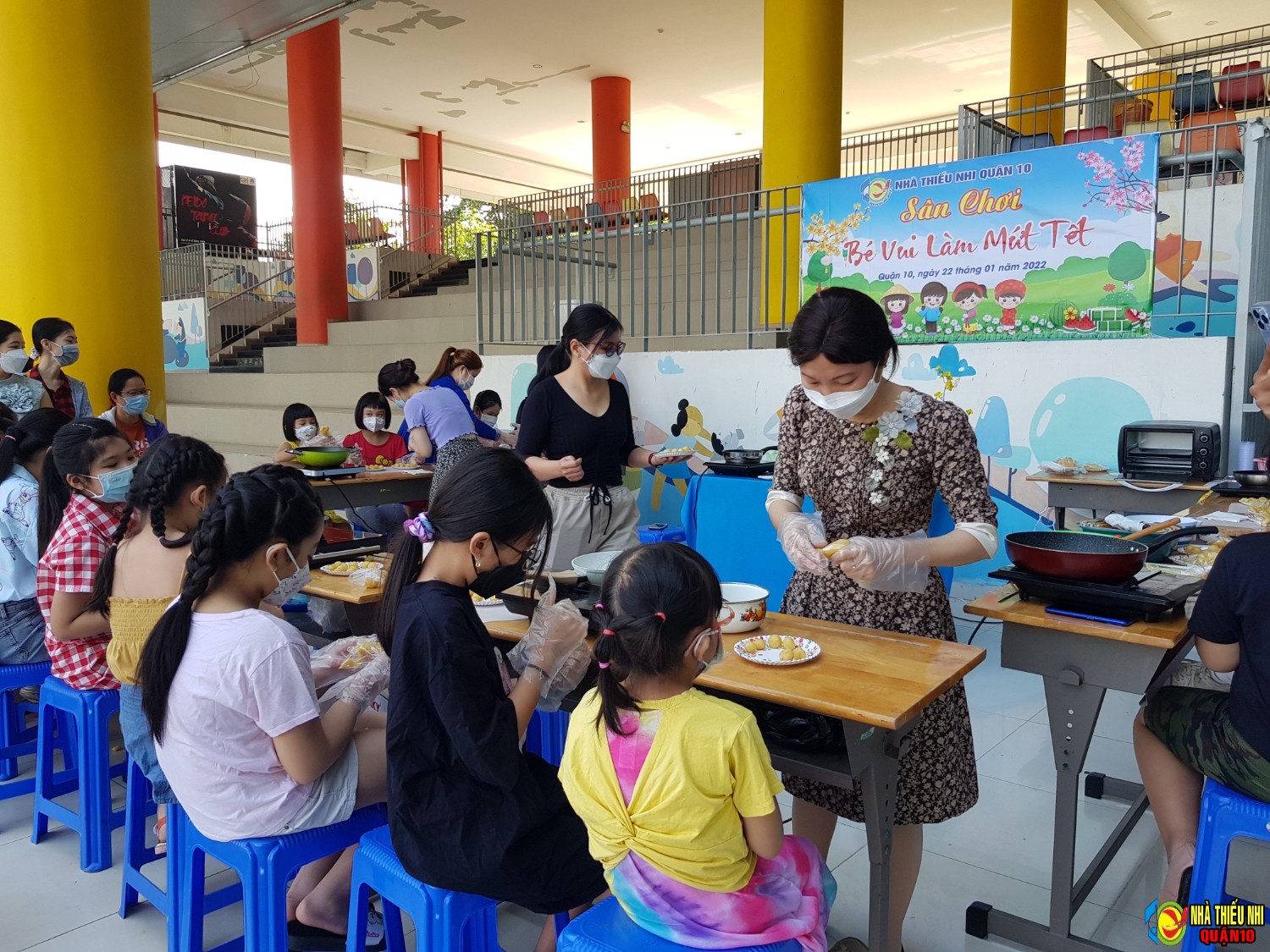 Sân chơi bé vui làm mứt Tết