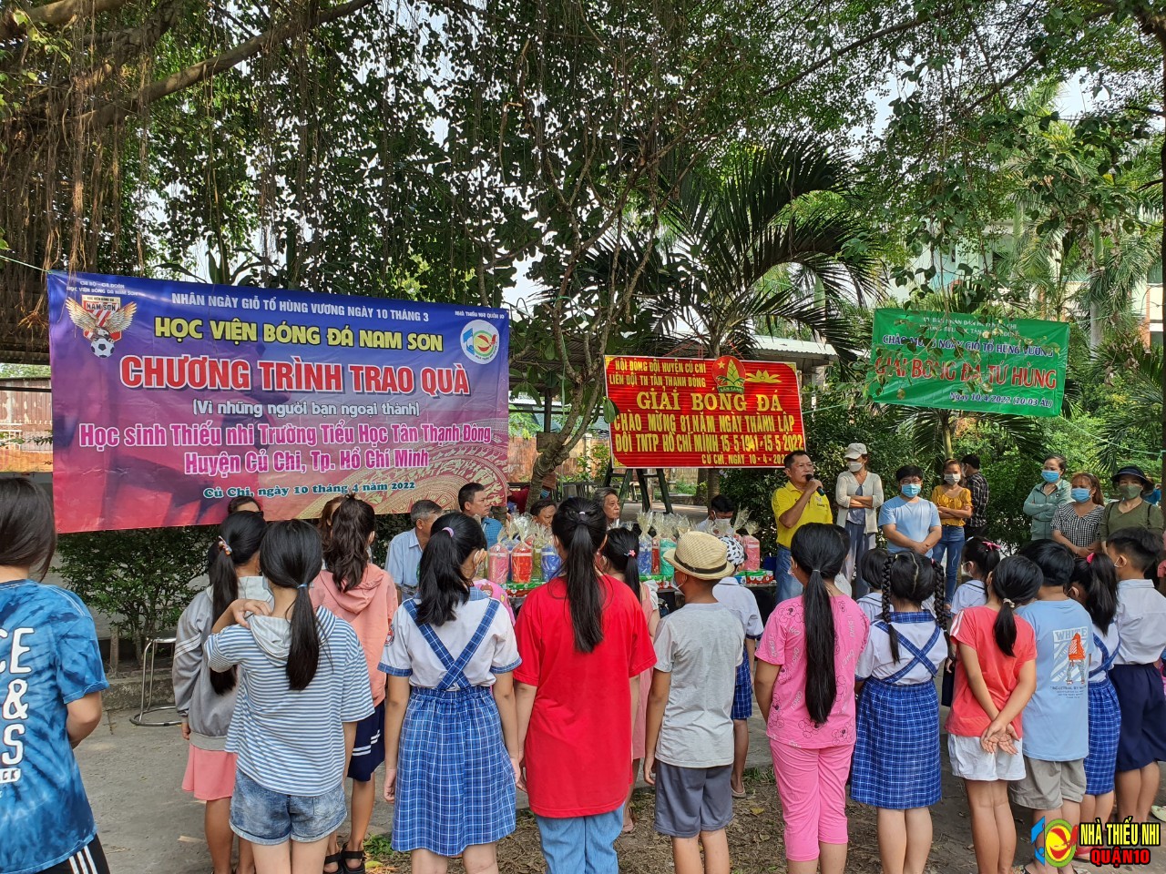 Giao lưu bóng đá và tặng quà học sinh tại trường Tiểu học Tân Thạnh Đông - Củ Chi